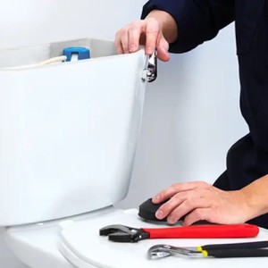 الدليل الشامل: خطوات عملية ومضمونة في تصليح تسريب سيفون الحمام نهائياً 🚽